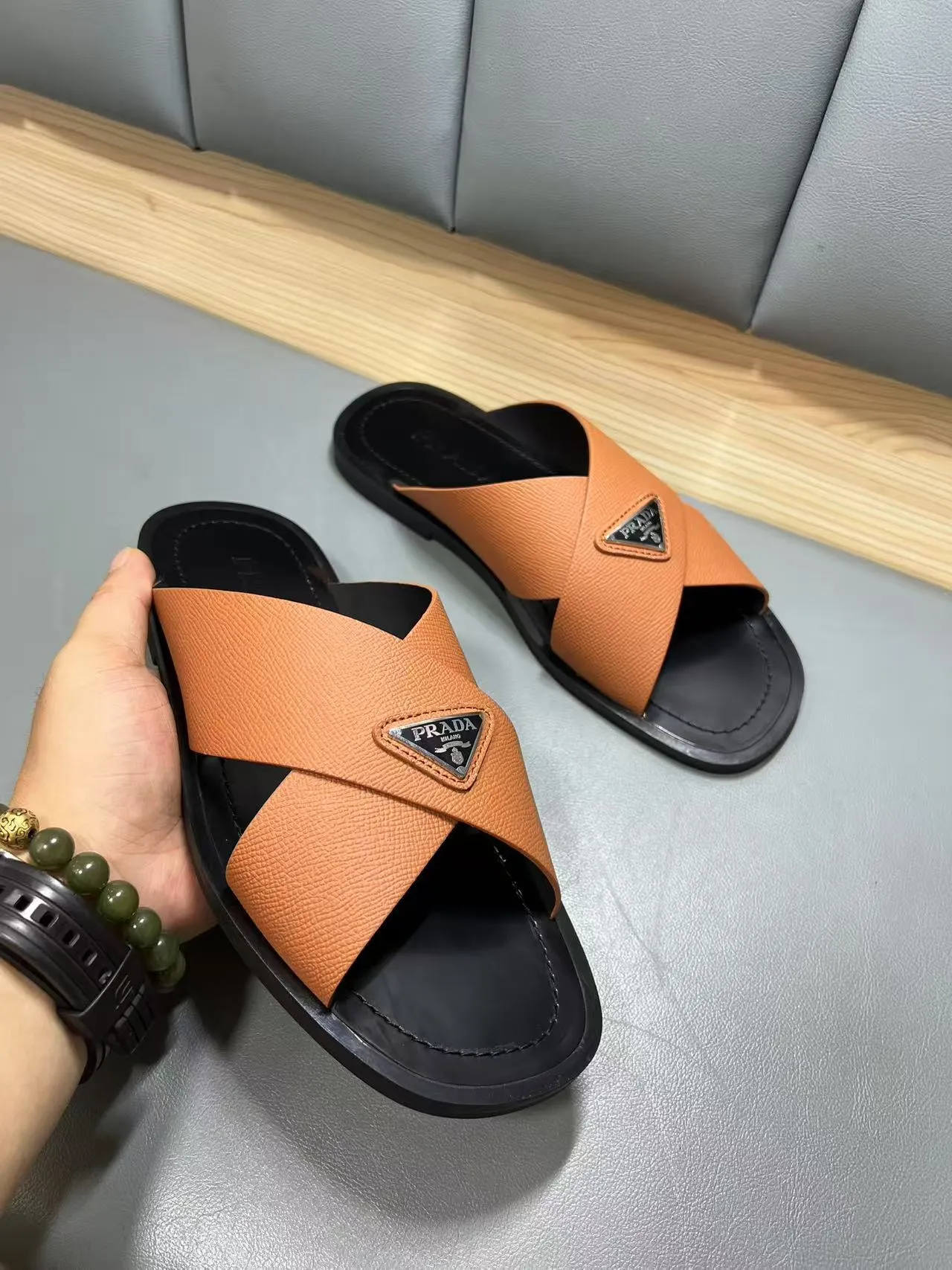 340💰PRADA Prada’s latest slippers are synchronized with the official website. This slipper is made of the brand’s unique and iconic Saffiano leather. The brand logo jumps out from the double straps, and the brand style is clearly visible. Cowhide gives men elegant charm and functional design, making it an ideal choice for vacation and leisure. Size:38-45